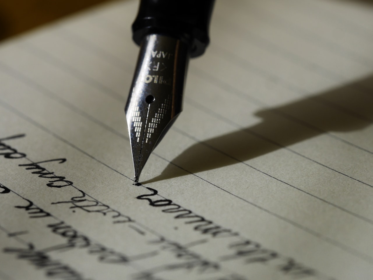 文章を書きながらページの構成を考えている作業のイメージ